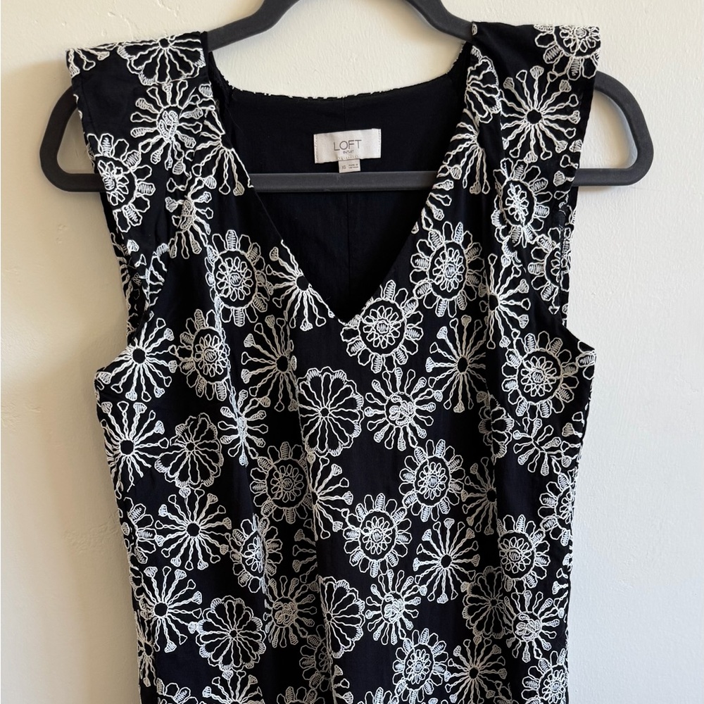 Ann Taylor LOFT Black & White Floral Embroidered Shift Dress | Sleeveless V-Neck
